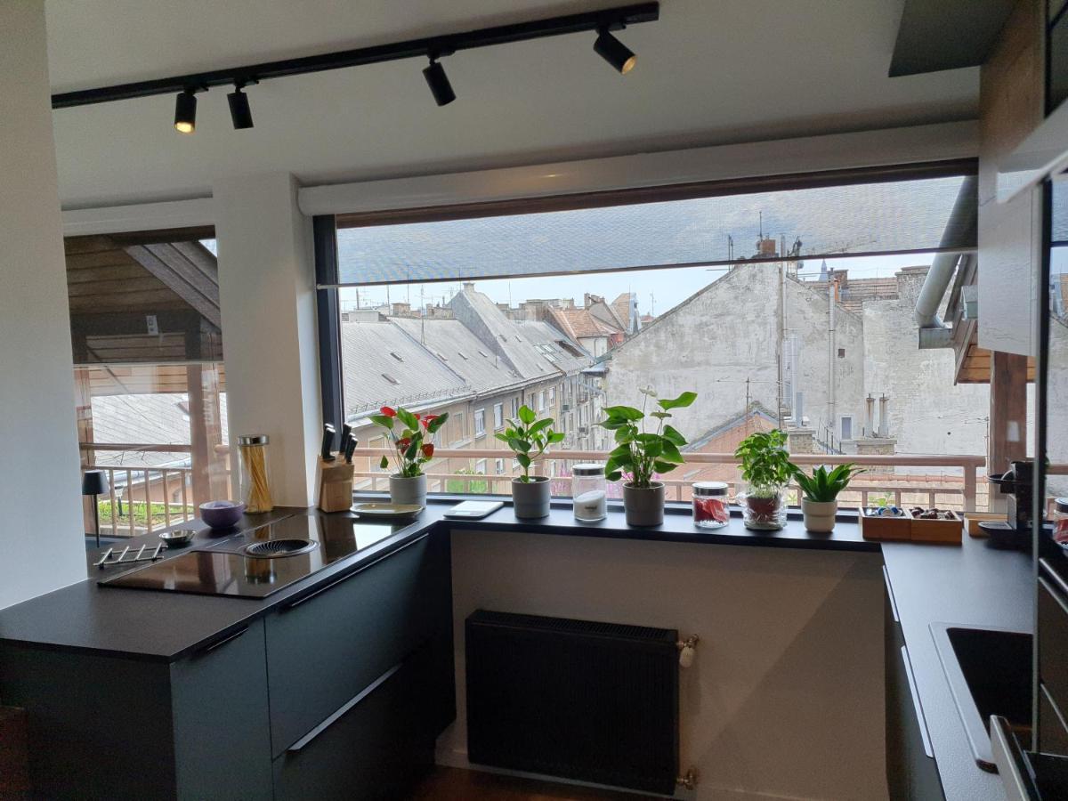 Modern Top Floor Loft With Balcony Будапеща Екстериор снимка